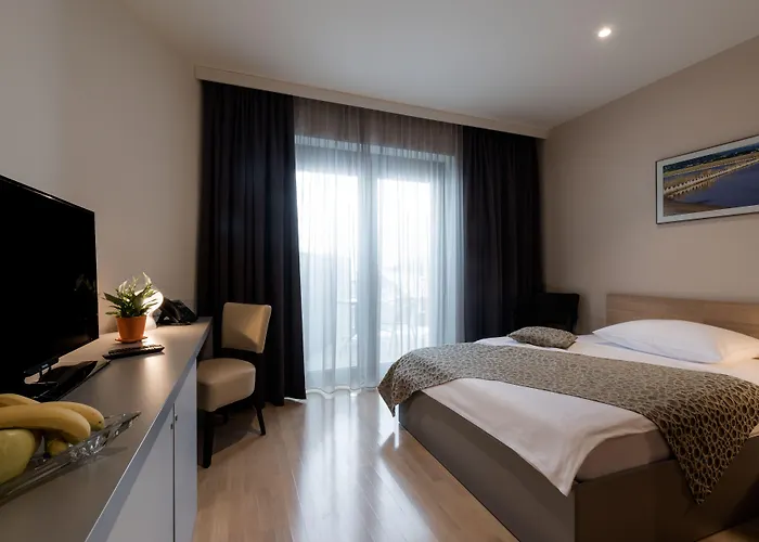 호텔 플로리안치코우 흐람 3*